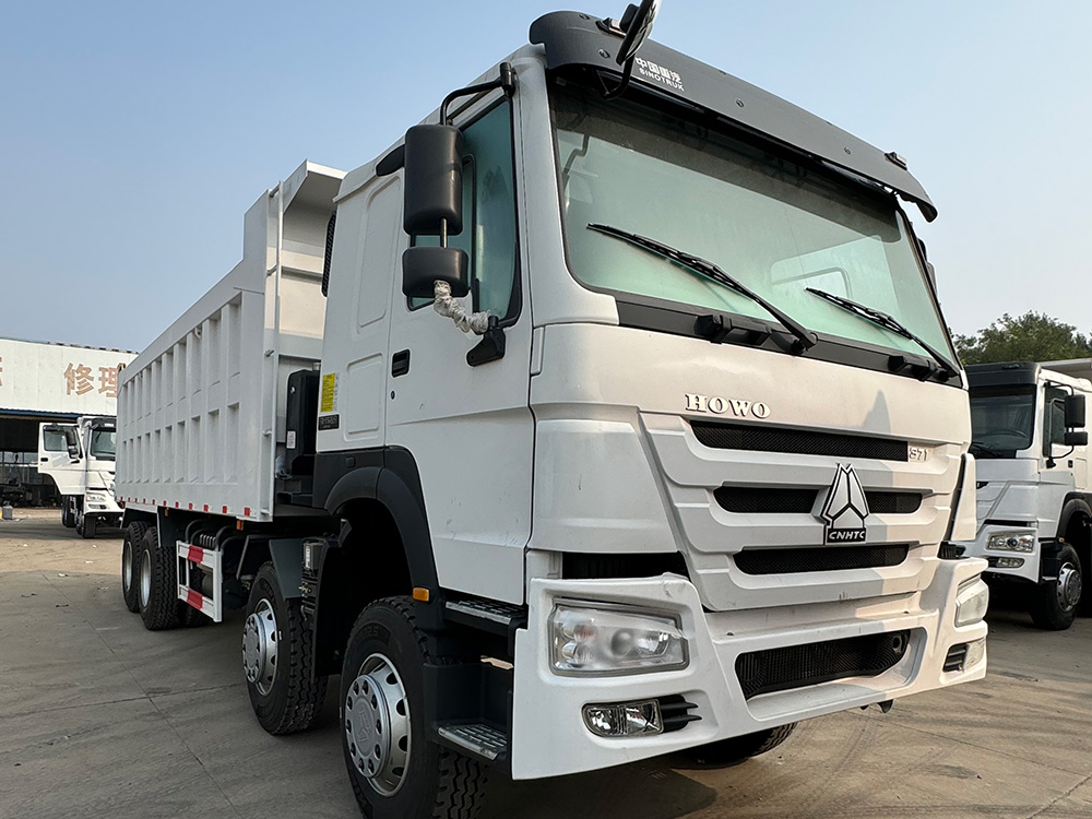 Caminh&atilde;o basculante 8x4HOWO