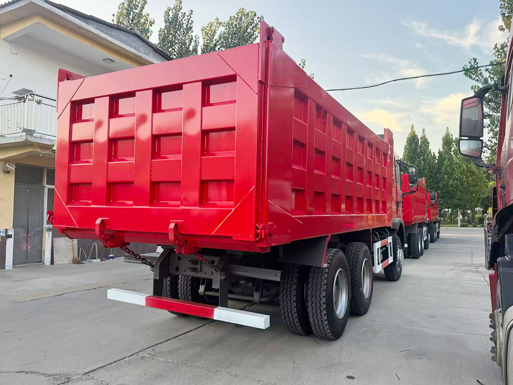 Caminh&atilde;o basculante HOWO TX6x4
