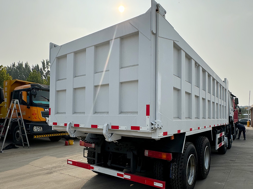 Caminh&atilde;o basculante 8x4HOWO