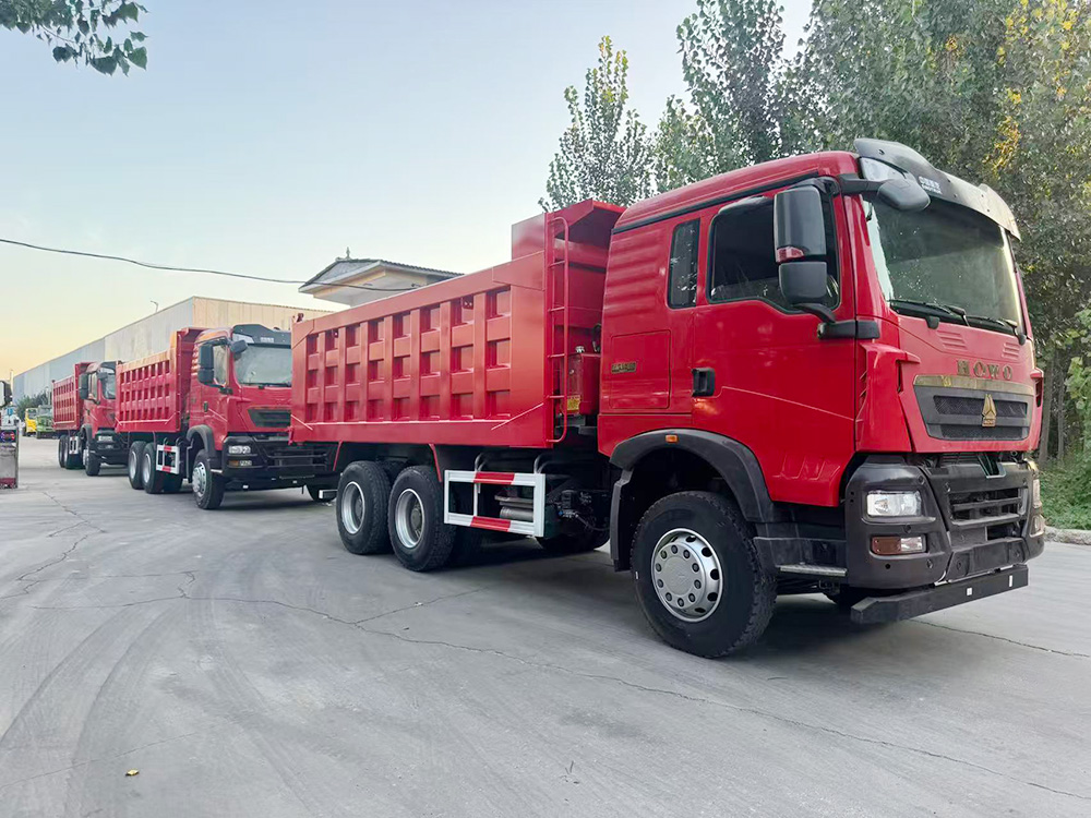 Caminh&atilde;o basculante HOWO TX6x4