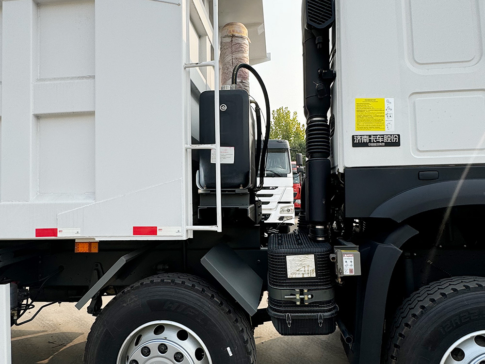 Caminh&atilde;o basculante 8x4HOWO