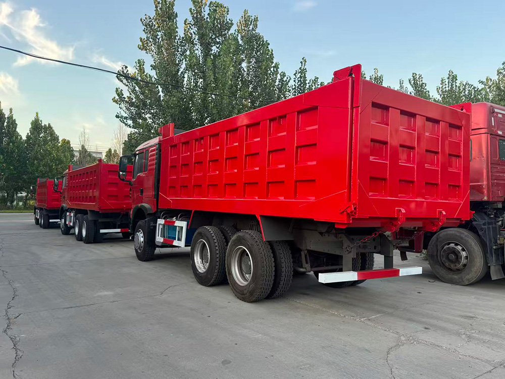 Caminh&atilde;o basculante HOWO TX6x4