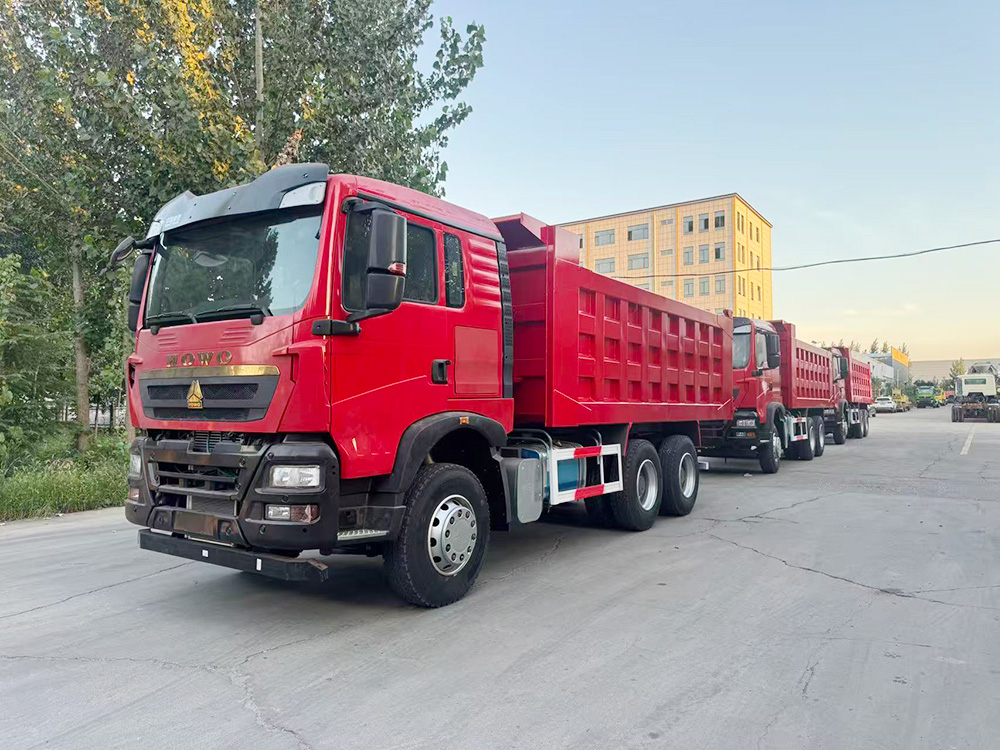 Caminh&atilde;o basculante HOWO TX6x4
