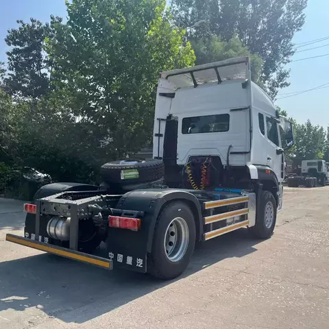 Cami&oacute;n tractor de 10 ruedas para transporte en la industria de la construcci&oacute;n